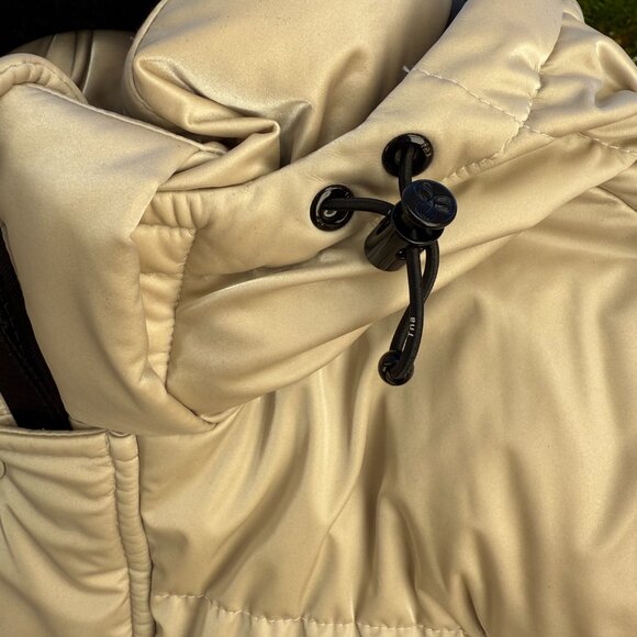 Aritzia | Supper Puffer | Shorty | XS | Champaign | Great Condition Minor Flaw - Picture 14 of 14